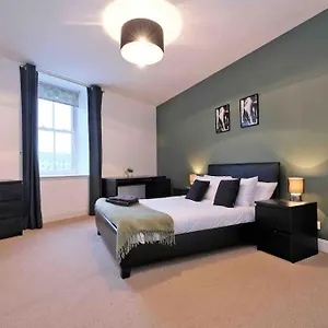 Modern & Spacious In Centre Apartment