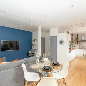 Vibrant Centre Living Apartment